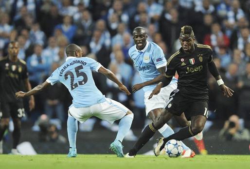 Pogba, osservato speciale, tra Fernandinho e Tourè. Epa